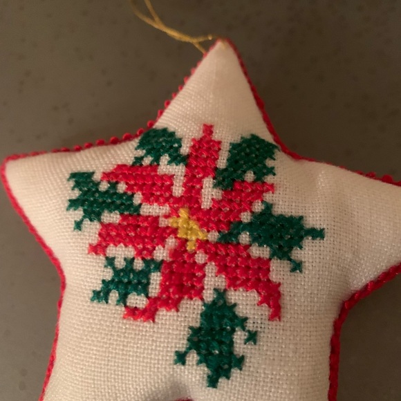 1985 NEW NEVER USED, Cross stitch CHRISTMAS STAR ornaments. BAG OF 92! - Picture 4 of 6